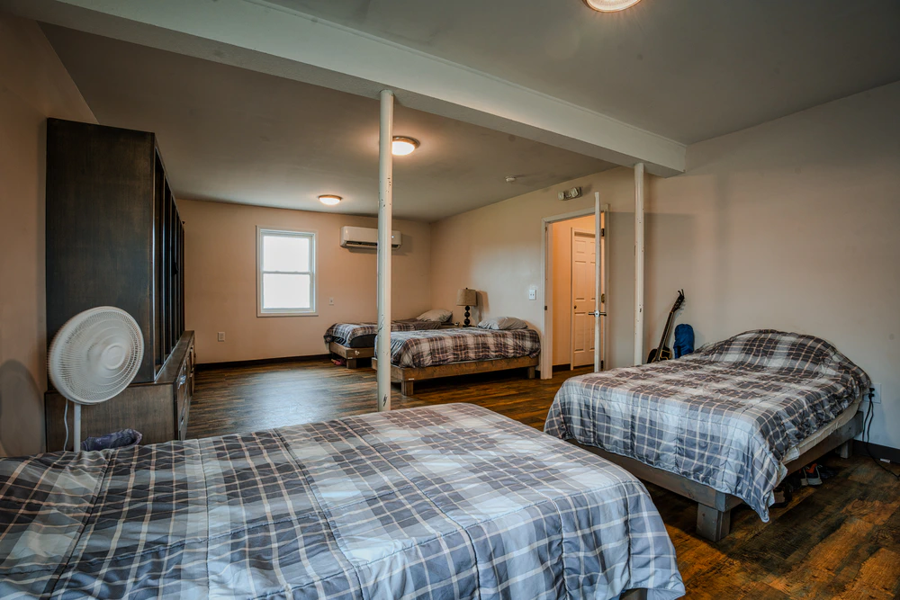 bedroom-at-mens-residential-addiction-center