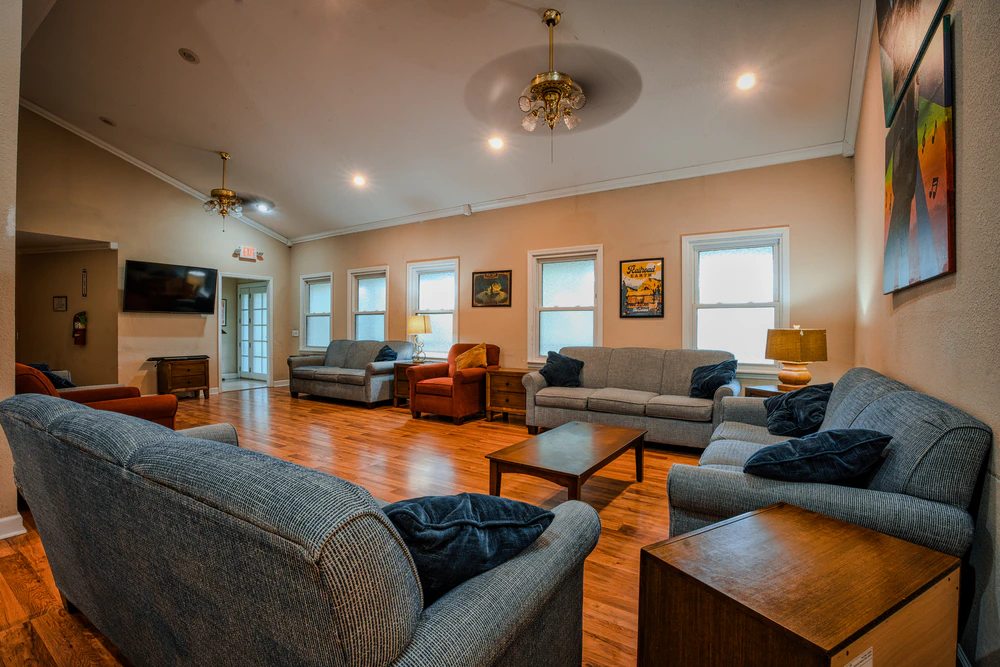 common-room-with-tv-at-residential-center-in-kirksey