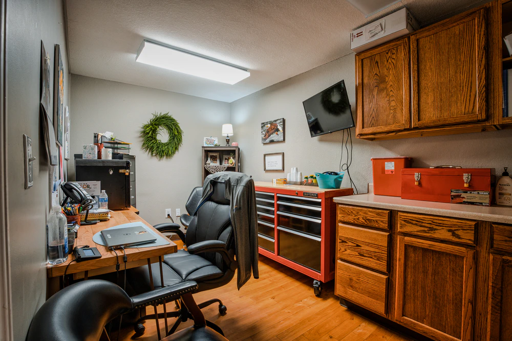 medical-room-with-desk-for-mens-residential-addiction-treatment