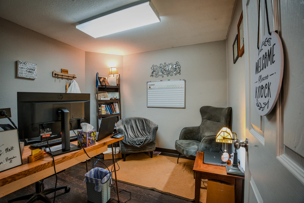 therapy-room-with-two-chairs-at-residential-addiction-facility